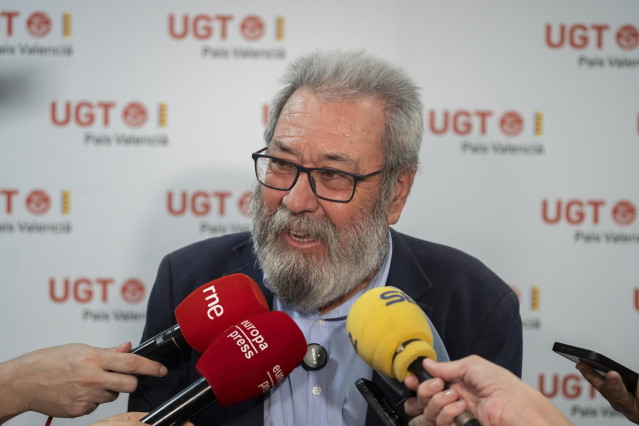 El ex secretario general de UGT, Cándido Méndez, atiende a los medios durante la presentación de su libro 'Por una nueva conciencia social. Pasado, presente y futuro del empleo en España’, en la sede de UGT, a 18 de octubre de 2024, en Valencia