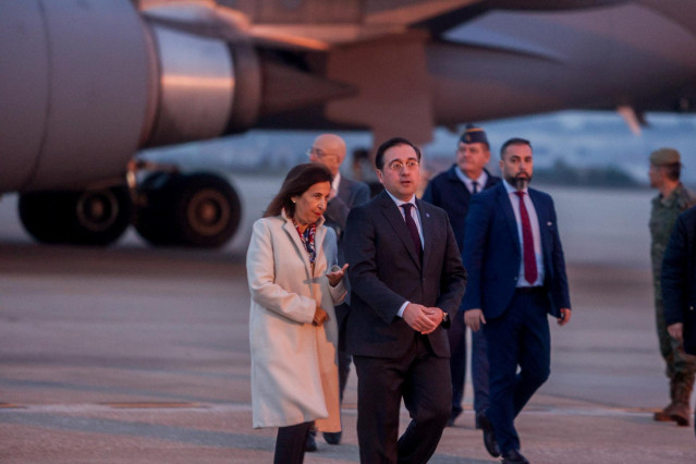 Archivo - La ministra Defensa, Margarita Robles, y el ministro de Asuntos Exteriores, Unión Europea y Cooperación, José Manuel Albares