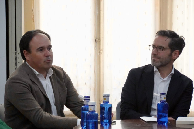 El secretario general del PPCV, Juanfran Pérez Llorca, y el portavoz del PP, Borja Sémper, visitan la asociación Tyrius de amas de casa y consumidores