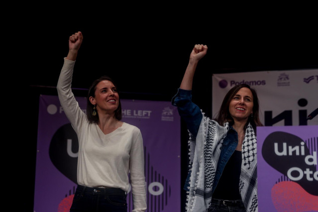 La secretaria política de Podemos y eurodiputada, Irene Montero (i), y la secretaria general de Podemos, Ione Belarra (d), durante el acto central de la Universidad de Otoño de Podemos , a 19 de octubre de 2024, en Madrid (España).