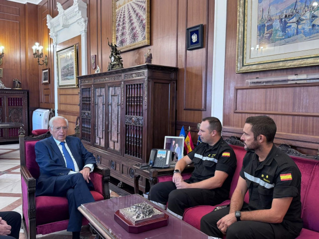 Imbroda recibe a miembros de la Unidad Militar de Emergencia UME ante el simulacro que realizarán la próxima semana en Melilla