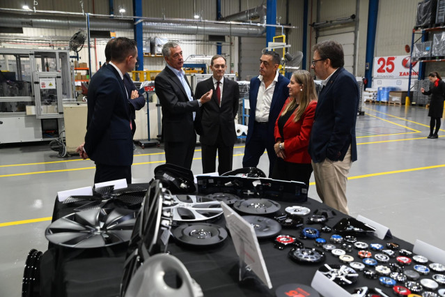 El CEO de la compañía, Jordi Torras, y la directora general de Promoción Industrial e Innovación del Gobierno de Aragón, Mar Paños, junto a otras autoridades, en el acto de celebración del 25º aniversario de la planta de Zanini en Épila (Zaragoza).