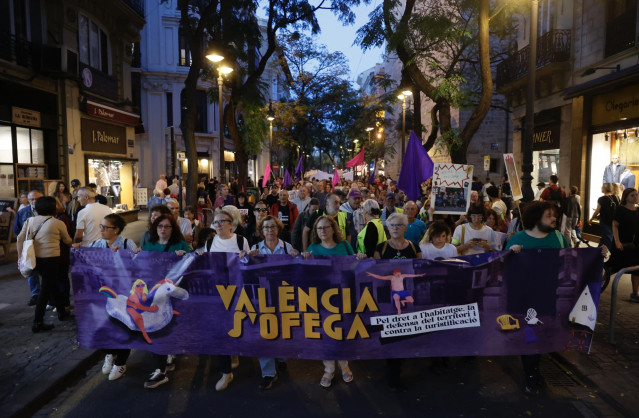 Manifestación en València en defensa del derecho a la vivienda bajo el lema 'València s'ofega'
