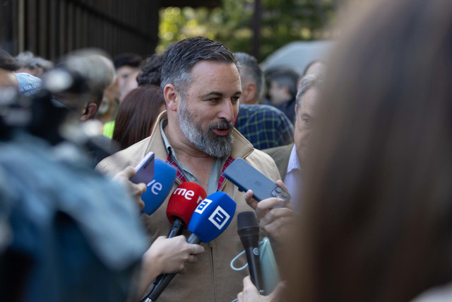 Archivo - El líder de VOX, Santiago Abascal realiza unas declaraciones a los medios durante un acto de Vox, en el Museo del Pueblo de Asturias, a 24 de mayo de 2024, en Gijón, Asturias (España).