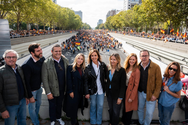 La vicesecretaria de Organización del PP, Carmen Fúnez (c), la consejera de Familia, Juventud y Asuntos Sociales, Ana Dávila (3d), y el secretario general del PP de Madrid, Alfonso Serrano (2d), durante una concentración para pedir elecciones generales, e