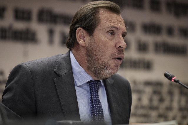 Archivo - El ministro de Transportes y Movilidad Sostenible, Óscar Puente, durante su comparecencia ante la Comisión de Transportes y Movilidad Sostenible del Senado para explicar los reiterados retrasos y múltiples incidencias en la red ferroviaria españ