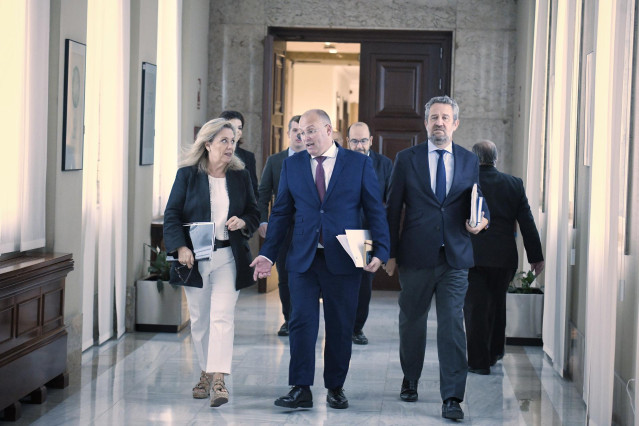 El portavoz del PP en el Congreso, Miguel Tellado (c), a su llegada a una reunión de la Junta de Portavoces, en  el Congreso de los Diputados, a 8 de octubre de 2024, en Madrid (España).