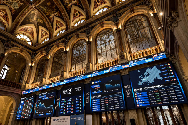 Paneles del Ibex en el Palacio de la Bolsa de Madrid, a 30 de septiembre de 2024, en Madrid (España).