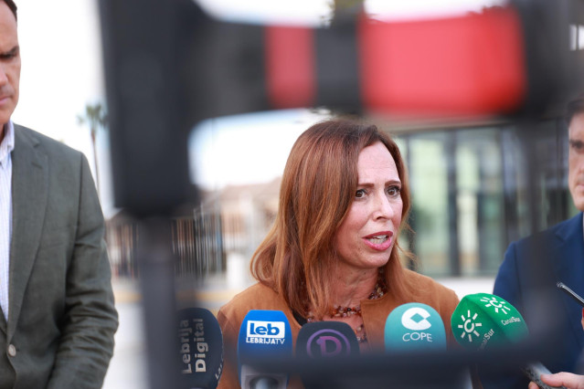 La consejera de Fomento, Articulación del Territorio y Vivienda de la Junta de Andalucía, Rocío Díaz, ofrece declaraciones a los medios. A 08 de octubre de 2024, en Lebrija, Sevilla (Andalucía, España).