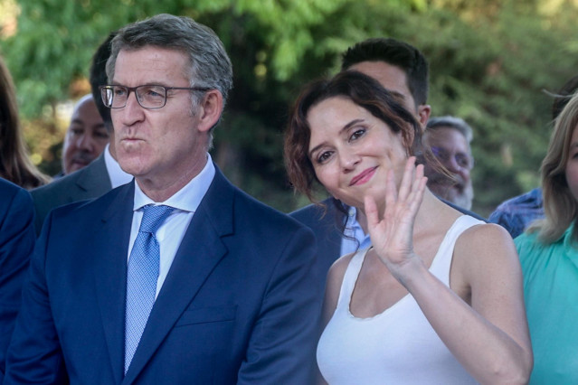 Archivo - El presidente del PP, Alberto Núñez Feijóo y la presidenta de la Comunidad de Madrid, Isabel Díaz Ayuso, durante un acto de homenaje al concejal del PP, Miguel Ángel Blanco, en el 27º aniversario de su asesinato, en los jardines de Miguel Ángel