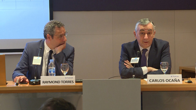 Archivo - (I-D) El director de Coyuntura y Economía InternacionalPrevisiones de Funcas, Raymond Torres y el Director Gneral de Funcas, Carlos Ocaña.
