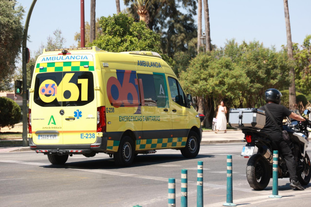 Archivo - Una ambulancia del 061 circula por unha calle del centro de Sevilla. A 7 de agosto de 2024, en Sevilla (Andalucía, España).