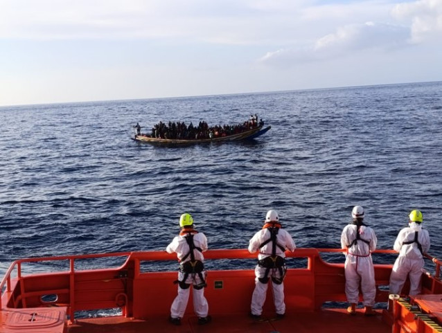 Salvamento Marítimo intercepta un cayuco con 159 migrantes al sur de la isla de El Hierro
