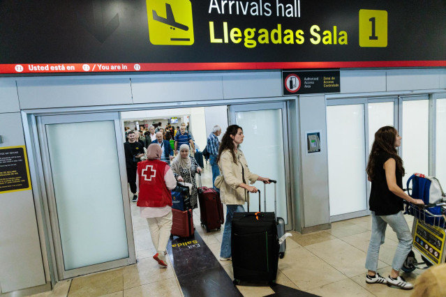 Unos once pasajeros procedentes de la ciudad Sarafand, situada al sur de Líbano, llegan a la terminal T1 del aeropuerto Adolfo Suárez-Madrid Barajas, a 7 de octubre de 2024, en Madrid (España).