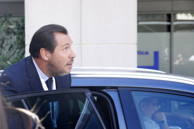 El ministro Óscar Puente, marchándose de la apertura del Día Marítimo Mundial, a 21 de octubre de 2024, en Barcelona, Cataluña (España)
