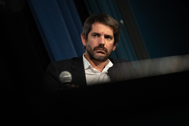 El ministro de Cultura, Ernest Urtasun, en conversación con los directores, productores y guionistas Javier Calvo y Javier Ambrossi, a 7 de octubre de 2024, en Madrid (España).
