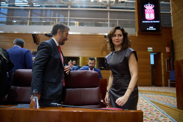 El diputado de la Asamblea de Madrid del PP, Miguel Ángel García Martín y la presidenta de la Comunidad de Madrid, Isabel Díaz-Ayuso, durante un pleno en la Asamblea de Madrid, a 17 de octubre de 2024, en Madrid (España). La Asamblea de Madrid acoge este