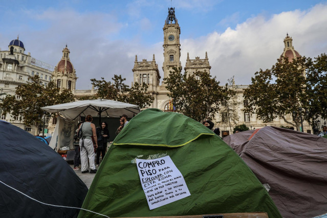Tiendas de campaña con carteles durante la acampada de vivienda en la Plaza del Ayuntamiento