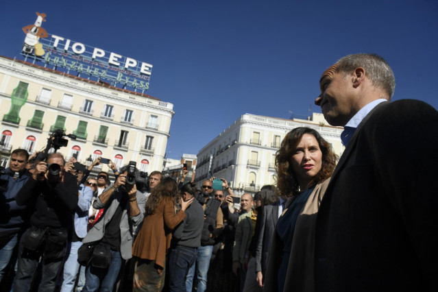 La presidenta de la Comunidad de Madrid, Isabel Díaz Ayuso, llega a la exposición ‘Bolivariano’ del fotoperiodista Álvaro Ybarra, en la Puerta del Sol, a 21 de octubre de 2024, en Madrid (España).