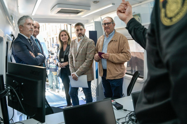 El ministro del Interior, Fernando Grande-Marlaska, presenta en Brihuega (Guadalajara) las nuevas unidades móviles de Documentación de la Policía Nacional