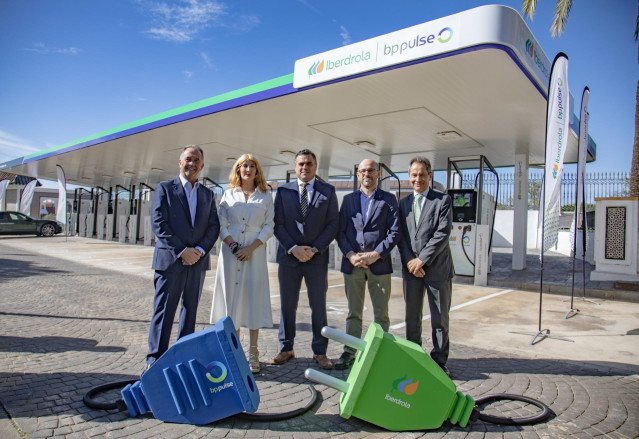 Iberdrola-bp pulse inaugura en Benacazón (Sevilla) una estación con diez puntos de recarga ultrarrápida.
