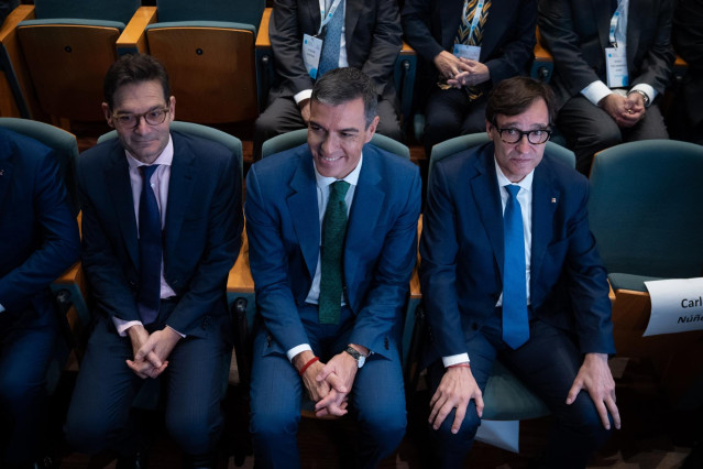 El presidente del gobierno, Pedro Sánchez (3i) junto al presidente de la Generalidad de Cataluña, Salvador Illa(1d) y el presidente de Prisa, Joseph Oughourlian(2i), durante la apertura del evento 'World in Progress' de Grupo Prisa, a 14 de octubre de 202