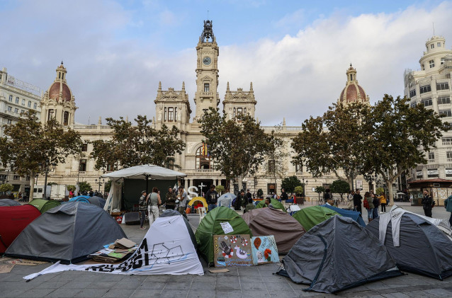 Tiendas de campaña con carteles durante la acampada de vivienda en la Plaza del Ayuntamiento
