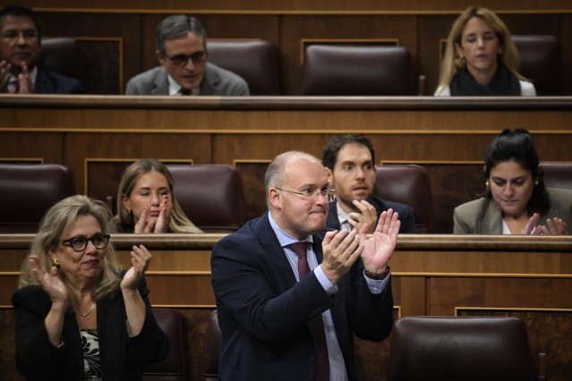 El portavoz del PP en el Congreso, Miguel Tellado, aplaude durante una sesión plenaria, en el Congreso de los Diputados, a 16 de octubre de 2024, en Madrid (España). El PP y Vox preguntan sobre el 'caso Koldo' y otras causas de corrupción al Gobierno para