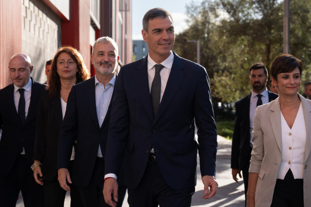 El presidente del Gobierno, Pedro Sánchez (2d) y la ministra de Vivienda y Agenda Urbana, Isabel Rodríguez, (1d) visitan una promoción de vivienda pública de alquiler asequible, a 30 de septiembre de 2024, en Barcelona, Catalunya (España).