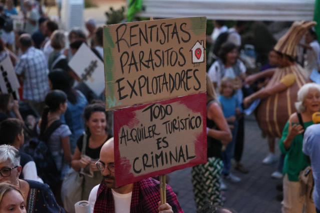 Decenas de personas durante una manifestación en contra de la masificación turística.