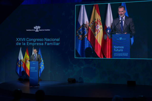 El Rey Felipe VI interviene durante la clausura del XXVII Congreso Nacional de la Empresa Familiar, en el Palacio de Exposiciones y Congresos de Santander, a 22 de octubre de 2024, en Santander, Cantabria (España).