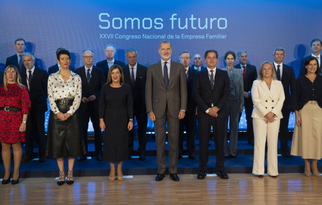El Rey Felipe VI posa en una foto de familia durante la clausura del XXVII Congreso Nacional de la Empresa Familiar, en el Palacio de Exposiciones y Congresos de Santander, a 22 de octubre de 2024, en Santander, Cantabria (España).
