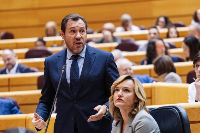 El minietro de Transportes y Movilidad Sostenible, óscar Puente, interviene durante una sesión plenaria, en el Senado, a 22 de octubre de 2024, en Madrid (España). El Gobierno se enfrenta a una nueva sesión de control en el Senado con 17 preguntas y dos i