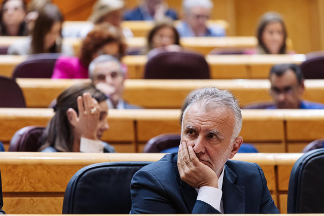 El ministro de Política Territorial y Memoria Democrática, Ángel Víctor Torres, durante una sesión plenaria, en el Senado, a 22 de octubre de 2024, en Madrid (España). El Gobierno se enfrenta a una nueva sesión de control en el Senado con 17 preguntas y d
