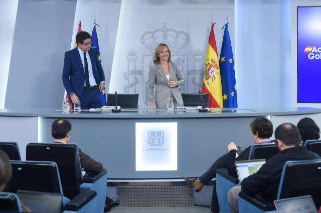 El ministro de Transformación Digital, Óscar López y la ministra Portavoz, de Educación, Formación Profesional y Deportes, Pilar Alegría, a su llegada a una rueda de prensa posterior a la reunión del Consejo de Ministros en el Palacio de La Moncloa, a 22