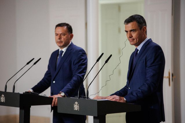 Archivo - El presidente del Gobierno, Pedro Sánchez (d), y el primer ministro de la República de Portugal, Luís Montenegro (i), comparecen en una rueda de prensa tras una reunión, en el Complejo de la Moncloa, a 15 de abril de 2024, en Madrid (España). Lu