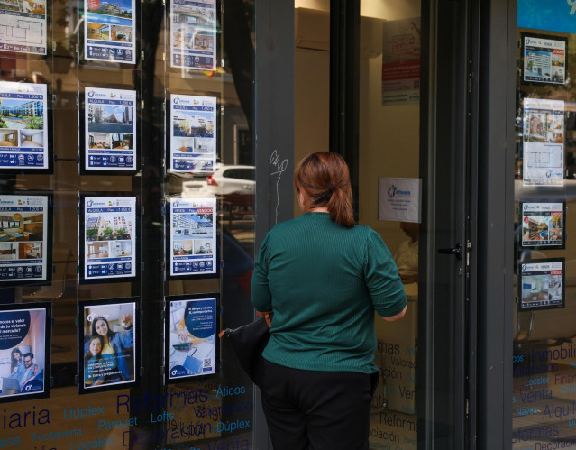 Archivo - Escaparate de una inmobiliaria.