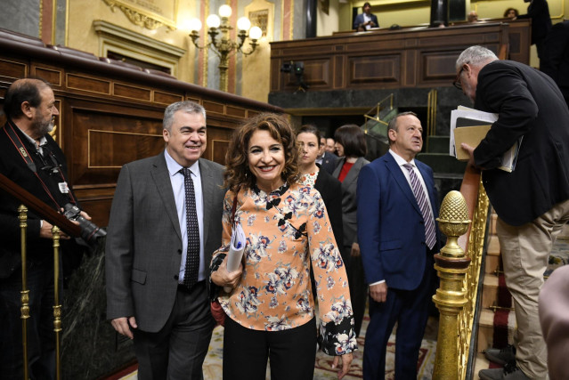 El secretario de organización del PSOE, Santos Cerdán y la vicepresidenta primera y ministra de Hacienda, María Jesús Montero, durante una sesión plenaria en el Congreso de los Diputados, a 23 de octubre de 2024, en Madrid (España).