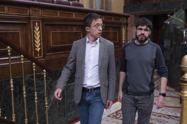 El portavoz de Sumar en el Congreso, Íñigo Errejón (i), y el diputado de Sumar Lander Martínez (d) a su llegada a una sesión plenaria, en el Congreso de los Diputados, a 22 de octubre de 2024, en Madrid (España).