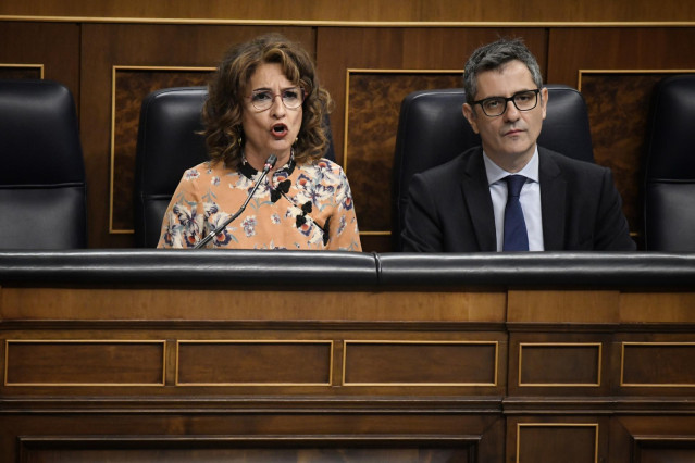 La vicepresidenta primera, María Jesús Montero, y el ministro de la Presidencia, Relaciones con las cortes y Justicia, Félix Bolaños, durante una sesión de control al Gobierno, en el Congreso de los Diputados, a 23 de octubre de 2024, en Madrid (España).