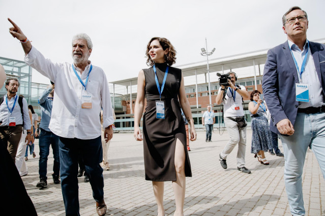 Archivo - El director de comunicación de Isabel Díaz Ayuso, Miguel Ángel Rodríguez; la presidenta de la Comunidad de Madrid, Isabel Díaz Ayuso; y Alfonso Serrano;