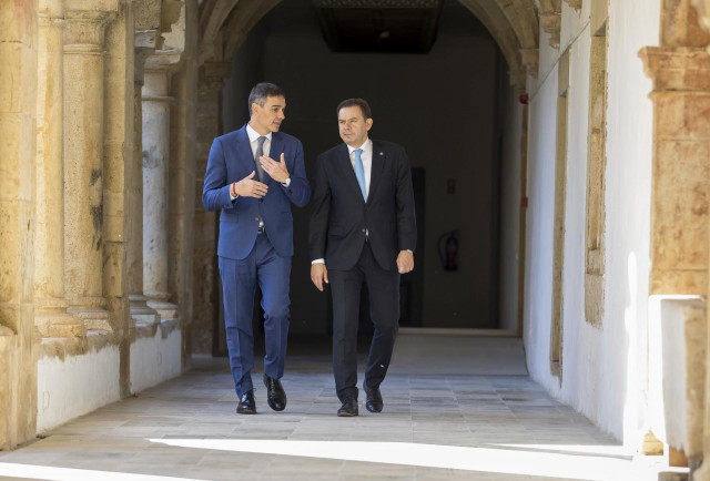 El presidente del Gobierno, Pedro Sánchez (i), y el primer ministro de la República Portuguesa, Luís Montenegro (d)