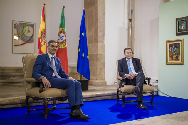 El presidente del Gobierno, Pedro Sánchez (i), y el primer ministro de la República Portuguesa, Luís Montenegro (d), mantienen un encuentro durante la XXXV Cumbre Hispano-Lusa, en el Museo Municipal de Faro, a 23 de octubre de 2024, en Faro (Portugal).