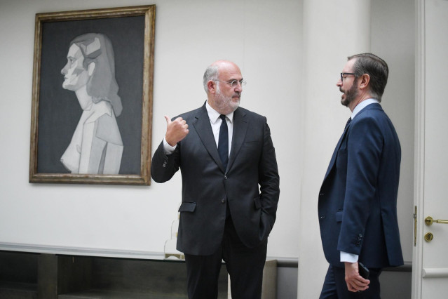 Archivo - El senador de JxCat Eduard Pujol (i) y el senador del PP y vicepresidente primero de la Cámara Alta, Javier Maroto (d), conversan durante una sesión plenaria, en el Senado, a 31 de julio de 2024, en Madrid (España). El Pleno del Senado ha aproba