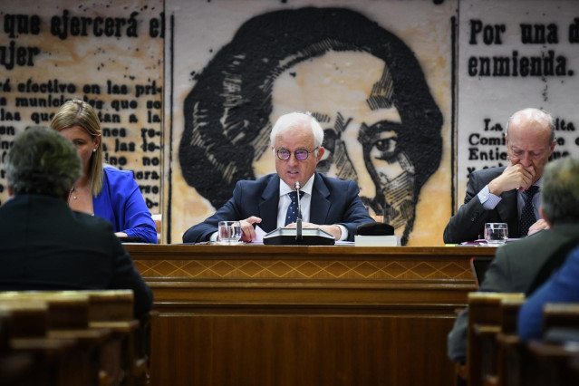 Archivo - El senador del PP Eloy Suárez Lamata (c) ante la Comisión de Investigación sobre el ‘caso Koldo’, en el Senado, a 30 de mayo de 2024, en Madrid (España). La Comisión de Investigación analiza los contratos públicos realizados durante la pandemia