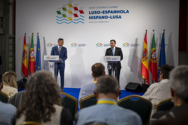 El presidente del Gobierno, Pedro Sánchez (i), y el primer ministro de la República Portuguesa, Luís Montenegro (d), intervienen durante la XXXV Cumbre Hispano-Lusa en Faro (Portugal)
