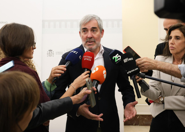 El presidente de Canarias, Fernando Clavijo, ofrece declaraciones tras la reunión con la vicepresidenta primera y ministra de Hacienda, María Jesús Montero, en la Sede del Ministerio de Hacienda, a 23 de octubre de 2024, en Madrid (España).