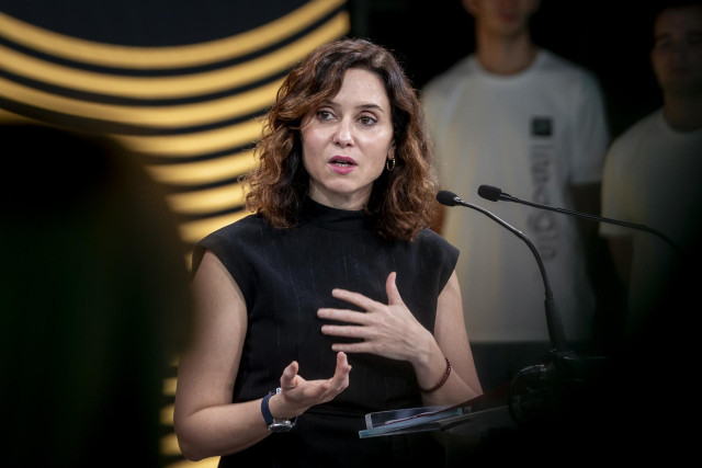 La presidenta de la Comunidad de Madrid, Isabel Díaz Ayuso, interviene durante la renovación del convenio de colaboración del Carné Joven de la comunidad de Madrid, en CaixaBank All in One, a 23 de octubre de 2024, en Madrid (España).