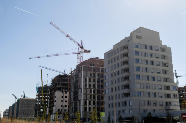 Archivo - Grúas en una zona de construcción de viviendas