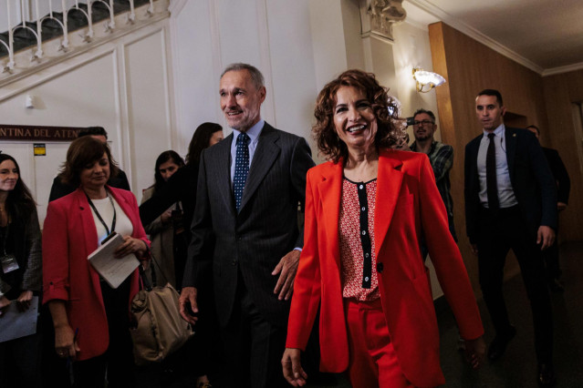 El Vicepresidente AtresMedia, Silvio González Moreno y la Vicepresidenta primera y ministra de Hacienda, María Jesús Montero Cuadrado, llegando a la última jornada de Metafuturo, en el Ateneo de Madrid, a 24 de octubre de 2024, en Madrid (España).